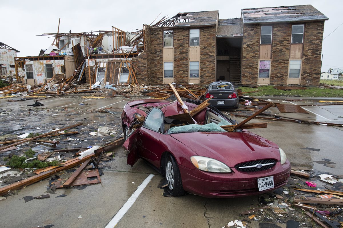 Un automóvil quedó dañado fuera de un complejo de apartamentos en Rockport, Texas. (AP).