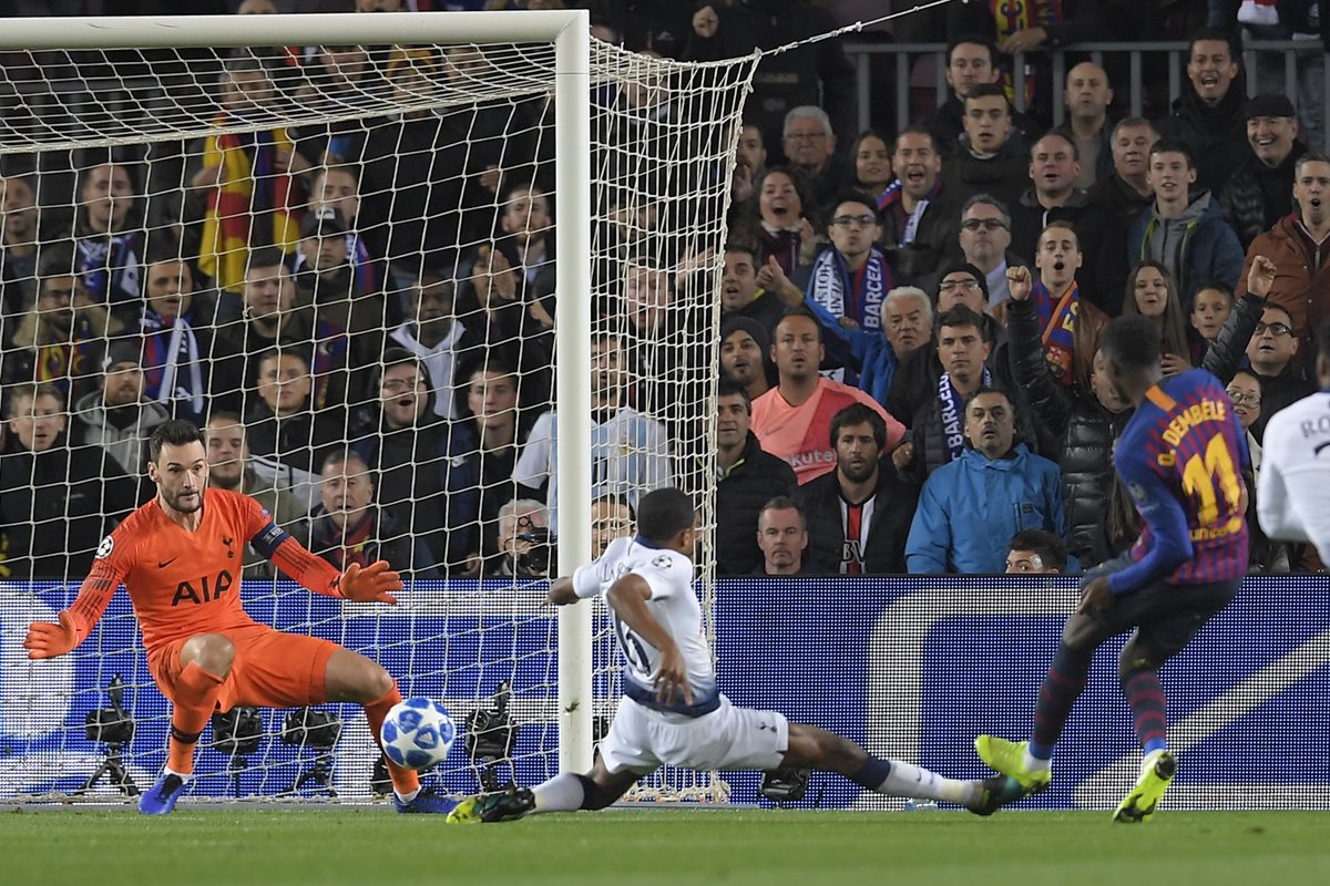 Ousmane Dembélé definió así después de una excelente jugada en la que ningún jugador del Tottenham lo consiguió frenar. (Foto Prensa Libre: AFP)