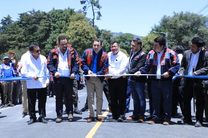 El presidente Jimmy Morales inaugura una carretera de ocho kilómetros en Totonicapán. (Foto Prensa Libre: AGN)