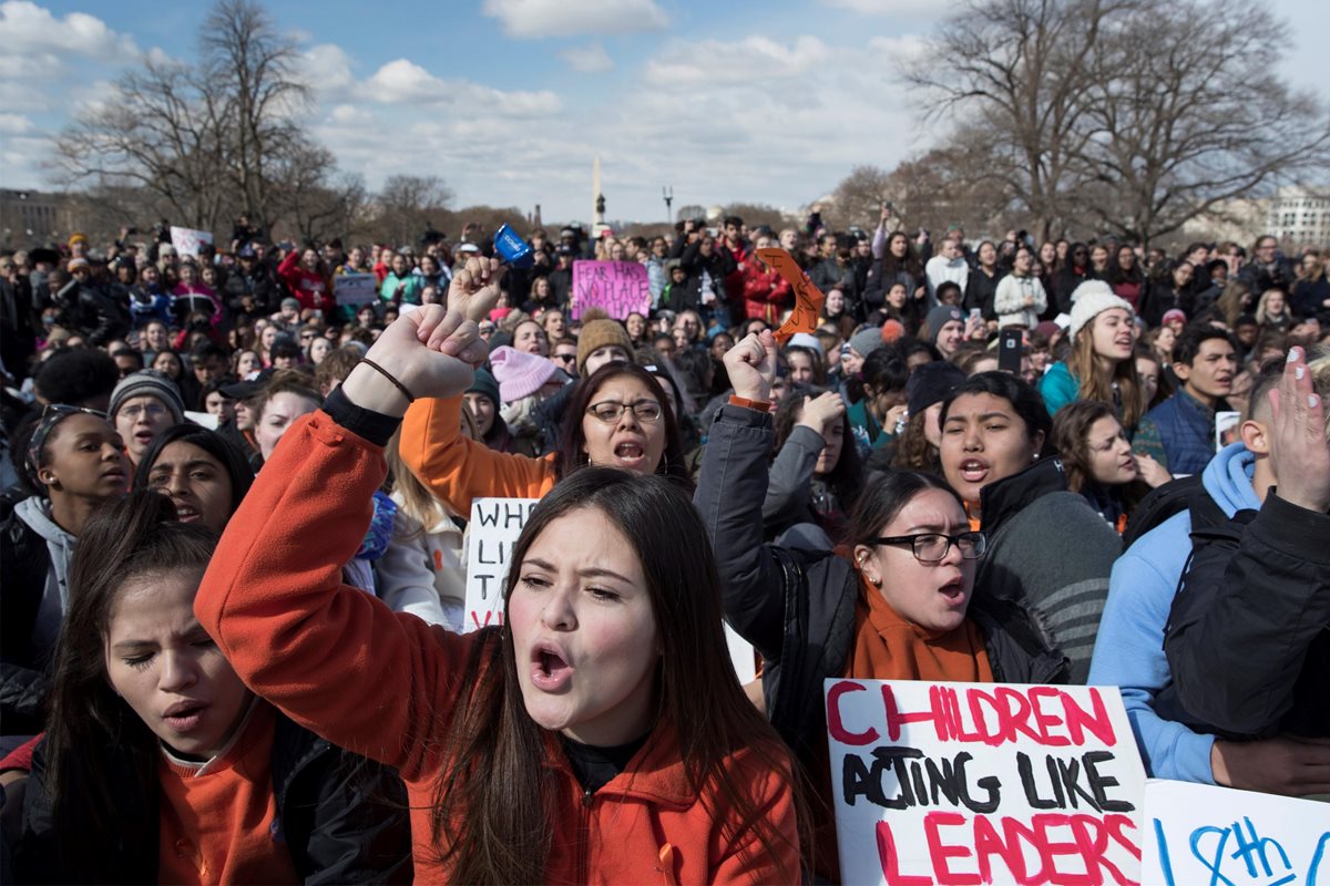 Multitud de estudiantes se manifestaron contra la ley de armas en todo EE. UU. (Foto Prensa Libre: EFE)