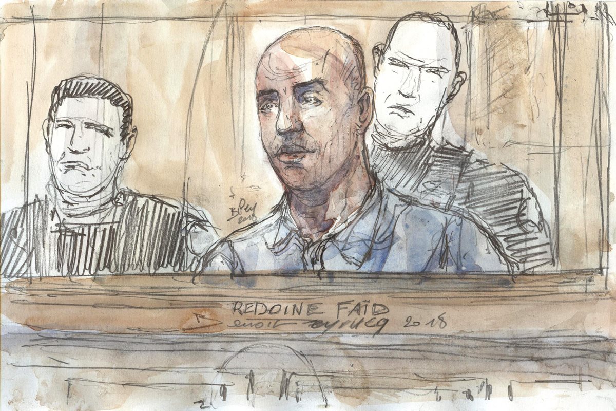 Dibujo del delincuente francés Redoine Faid durante su juicio en el tribunal de Assise en París en febrero del 2018. (Foto Prensa Libre: AFP)