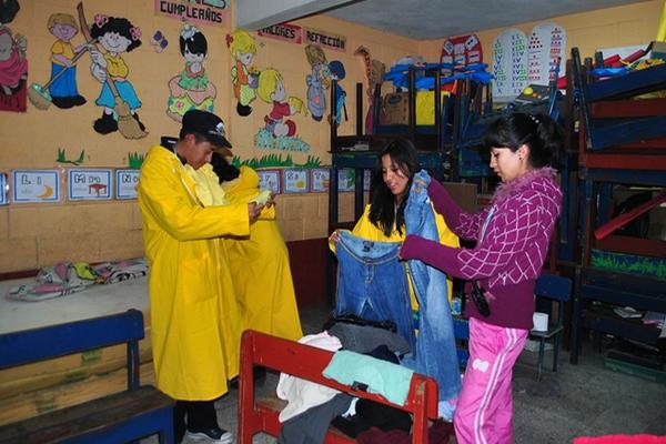 Voluntarios del Ecored de Los Altos apoyan en albergue que se habrío en la zona 5 de Xela, a causa de la lluvia. (Foto Prensa Libre: Alejandra Martínez)<br _mce_bogus="1"/>