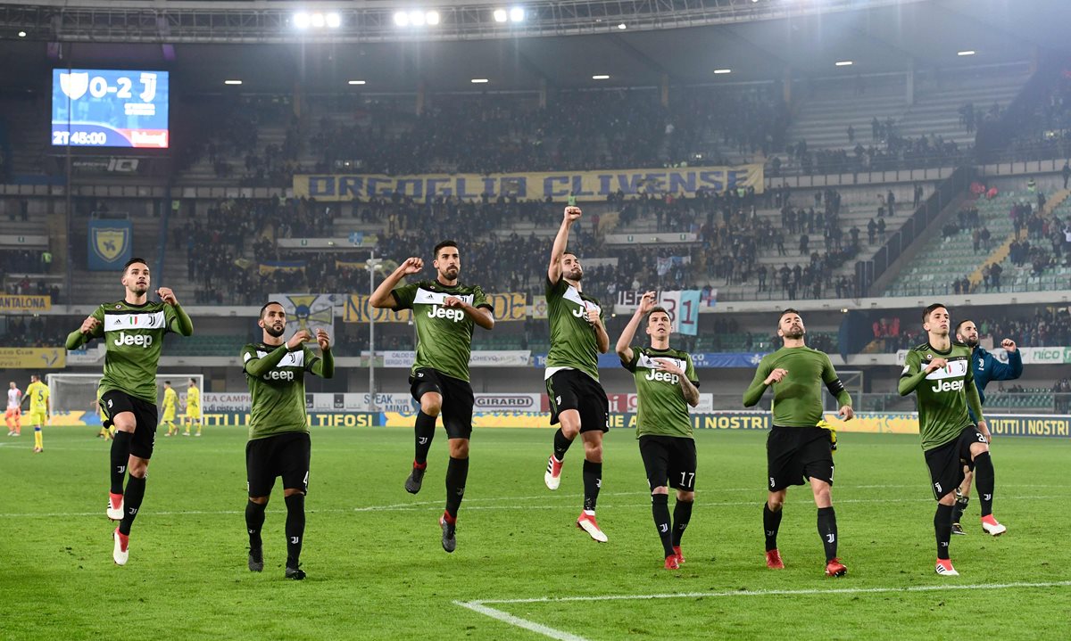 Sami Khedira, Mario Mandzukic, Gonzalo Higuain, Mehdi Benatia festejan con sus compañeros y el público el triunfo. (Foto Prensa Libre: AFP)