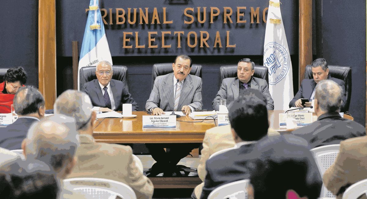 Magistrados del TSE y los representantes de los partidos políticos se reunieron por última vez antes de la convocatoria a elecciones. (Foto Prensa Libre: Hemeroteca PL)