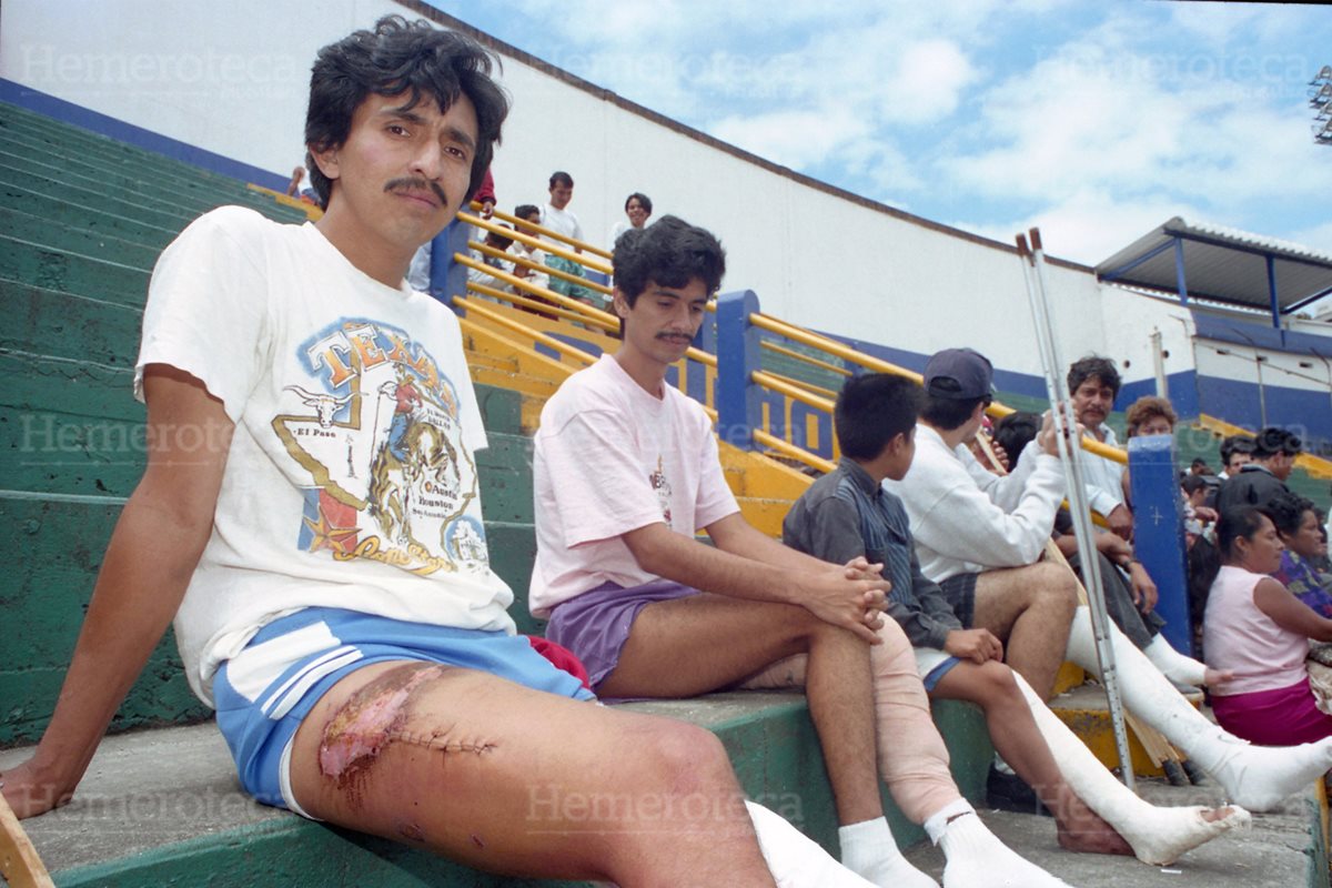 Familiares y sobrevivientes de la tragedia del Estadio Mateo Flores, fueron citados por el Ministerio Publico (MP) para continuar con las investigaciones  y la reconstrucción de los hechos como parte de la investigación.  31/10/1996. (Foto: Hemeroteca PL)