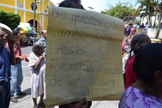 Un hombre sostiene un cartel donde muestra su apoyo a presidente Jimmy Morales. (Foto Prensa Libre: Mario Morales)