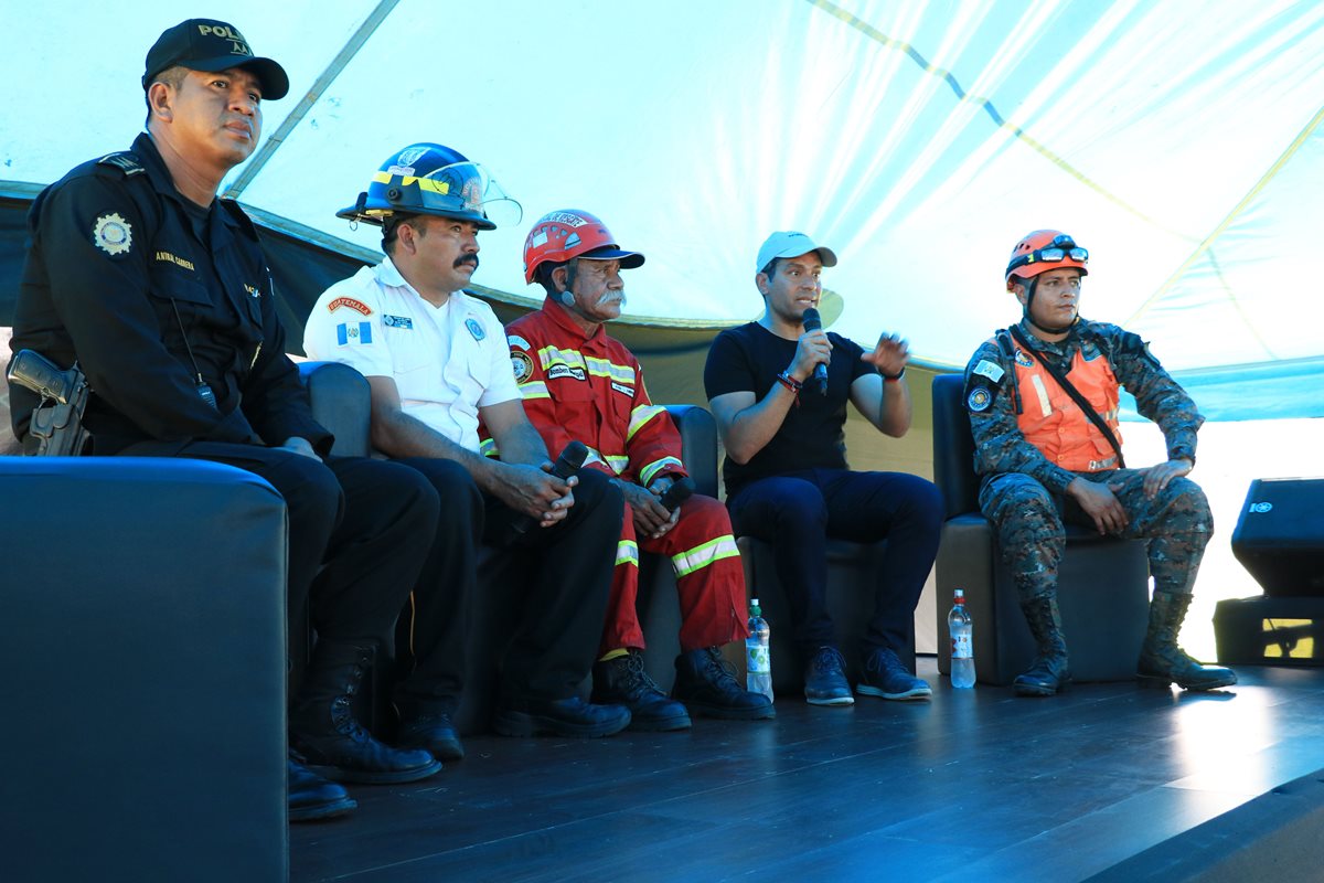 El conferencista reconoce el trabajo realizado por cada rescatista y los insta a siempre servir al prójimo.(Foto Prensa Libre: Enrique Paredes)