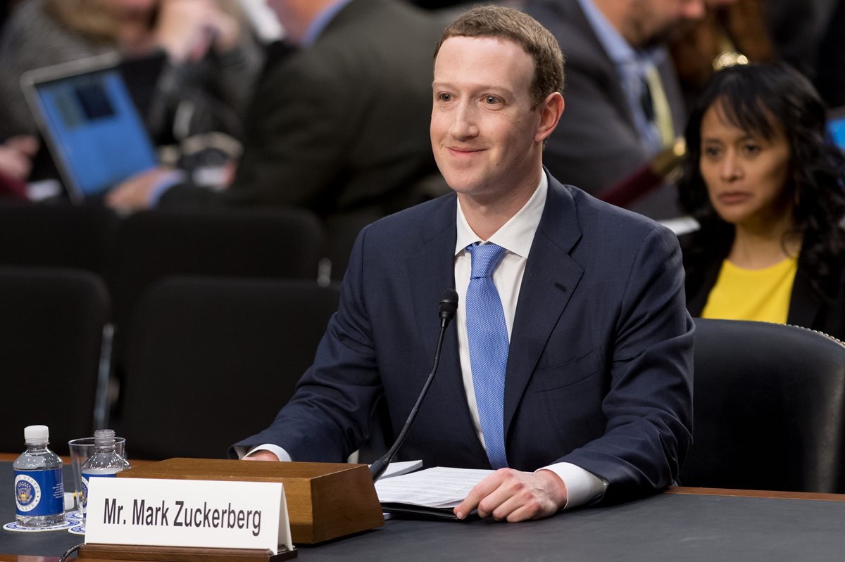 El fundador y director de Facebook, Mark Zuckerberg, testifica durante una audiencia en el Senado de EE. UU. (AFP).