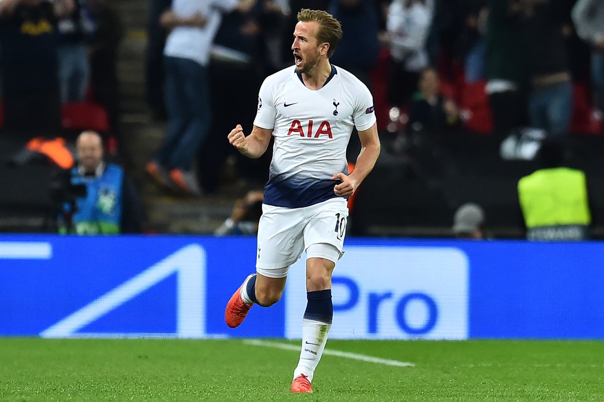 Harry Kane celebra después de anotar contra el Barsa. (Foto Prensa Libre: AFP).