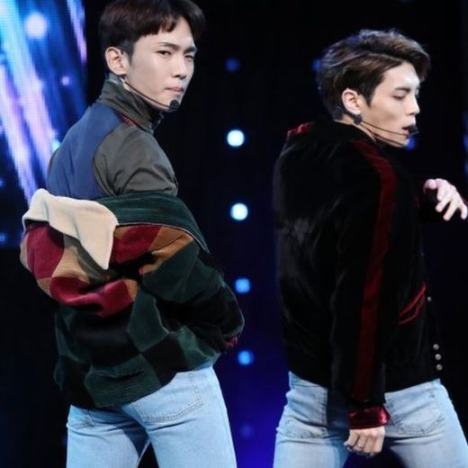 Kim Jong-hyun (a la derecha) junto a Key, compañero de la banda Shinee en octubre de 2016. EPA/YONHAP