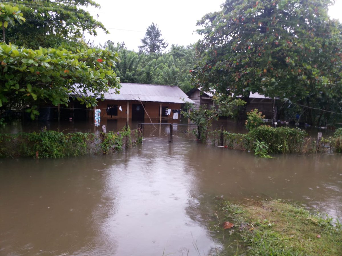 Comunidades de Petén se inundaron el jueves último por la fuerte lluvia. (Foto Prensa Libre: Conred)