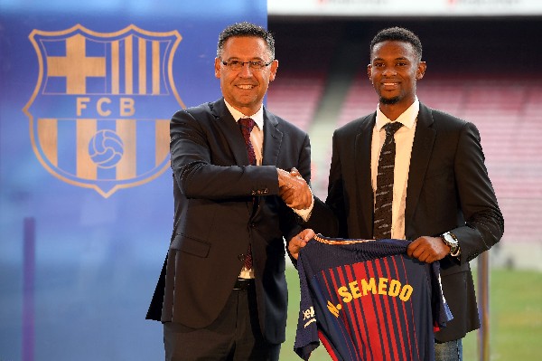 Semedo junto al presidente del Barcelona, Josep Maria Bartomeu, en el acto de presentación. (Foto Prensa Libre: AFP).