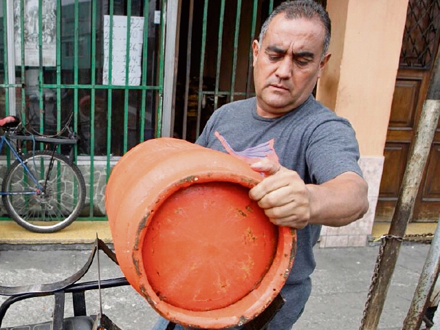 El precio del cilindro de 25 libras quedó en Q110, el tambo de 100 libras se cotizó en Q440, confirmaron las autoridades. (Foto Prensa Libre: Hemeroteca PL)