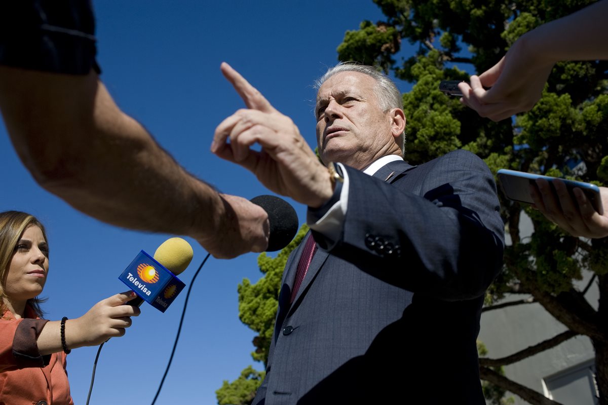 El precandidato demócrata a la Presidencia de EE. UU., Roque "Rocky" De La Fuente Guerra (c), habla con la prensa.(Foto Prensa Libre:EFE).