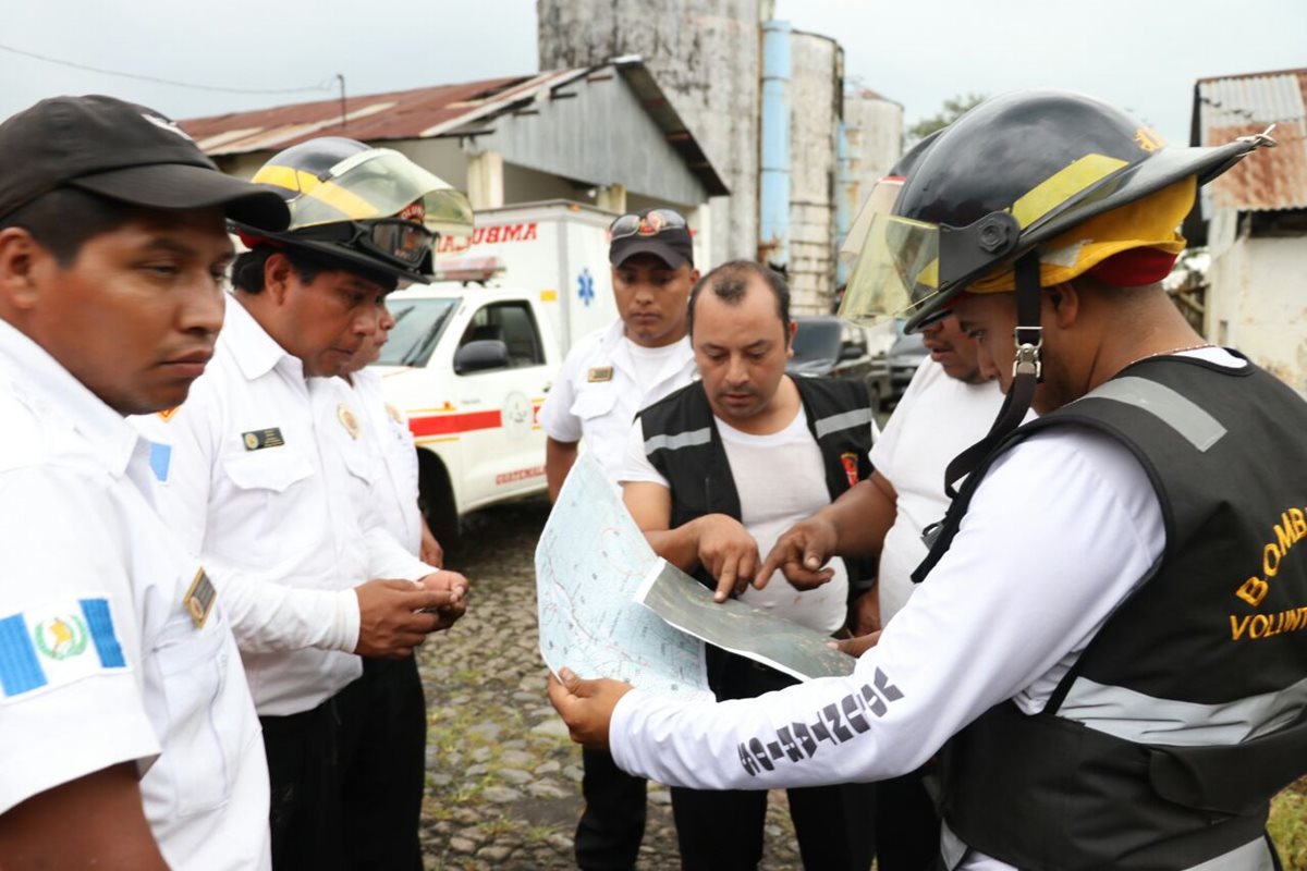 Una brigada de Bomberos Voluntarios buscará en áera del  Volcán de Agua el lugar donde habría caído la avioneta. (Foto Prensa Libre: Renato Melgar)