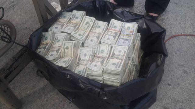 El dinero incautado en esa ocasión sumaba US$599 mil 80 hallados en un doble fondo de un picop. (Foto Prensa Libre: Hemeroteca PL)