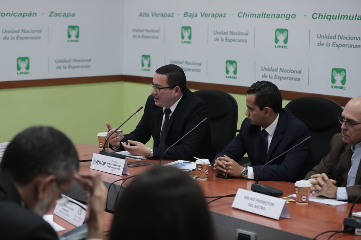 Roberto Sagastume, director de Anadie, expone a diputados de la Comisión de Economía del Congreso el plan para contratar una empresa para realizar los estudios de prefactibilidad del metro subterráneo. (Foto Prensa Libre: Juan Diego González)