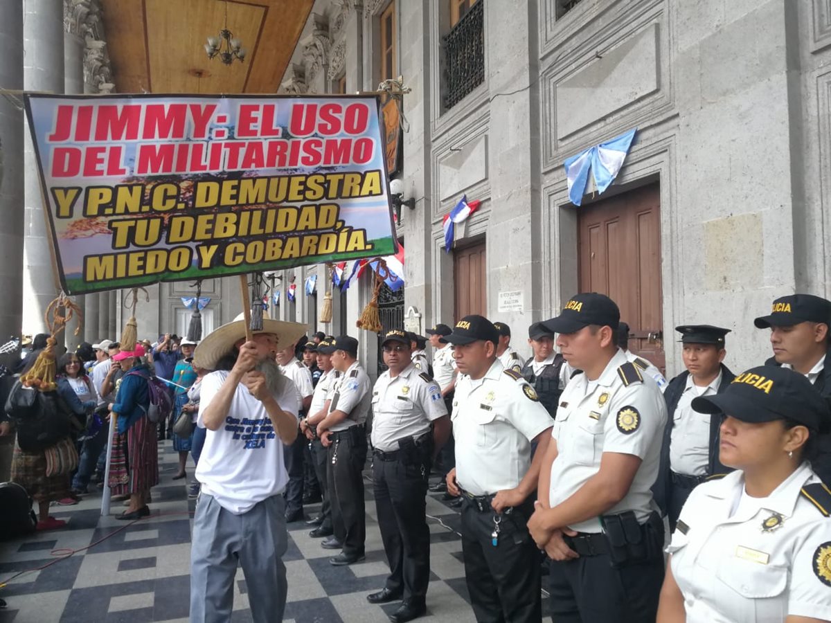 Agentes de la Policía Nacional Civil (PNC) rodearon el edificio de la Municipalidad. (Foto Prensa Libre: Fred Rivera)