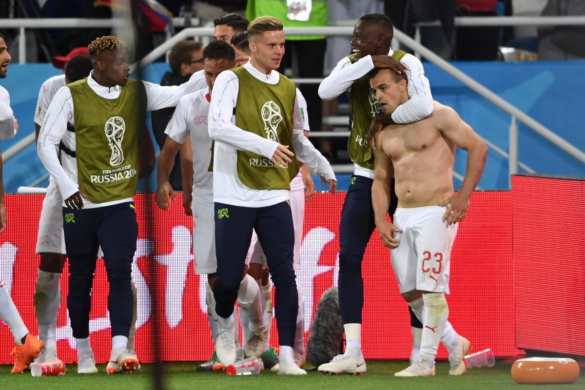 A Shaqiri no le importó nada y se quitó la camisola bajo la lluvia para celebrar el gol que selló la remontada suiza. (Foto Prensa Libre: AFP)