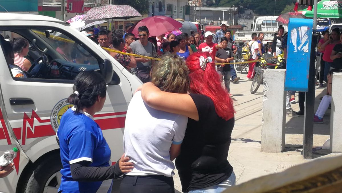 Familiares observan los cuerpos de los jóvenes, que quedaron sobre la banqueta en la colonia San Luis, San Pedro Ayampuc. (Foto Prensa Libre: Érick Ávila)