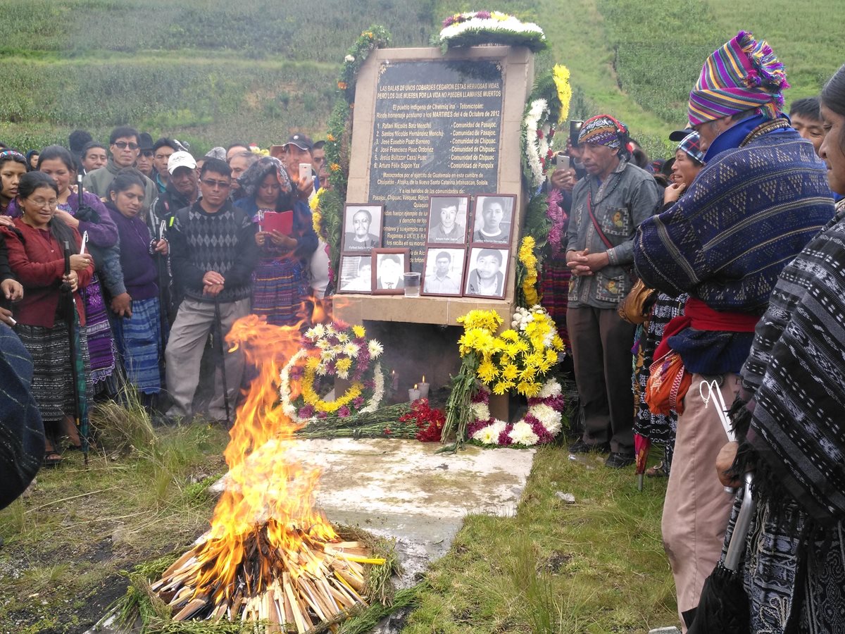 Autoridades de 48 Cantones organizaron una ceremonia maya frente al monumento que se halla en el km 170. (Foto Prensa Libre: Ángel Julajuj)