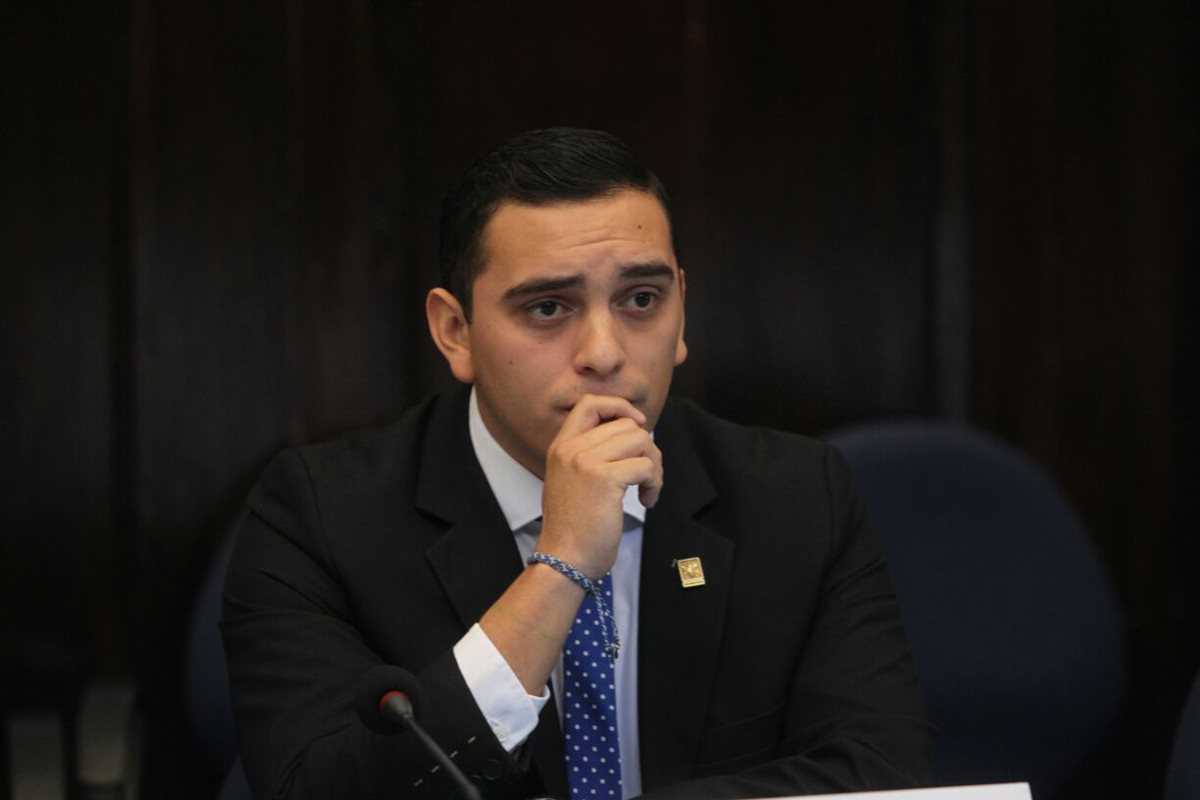 El diputado oficialista Juan Manuel Giordano escucha al Presidente del Congreso en el Salón del Pueblo. (Foto Prensa Libre: Érick Avila)