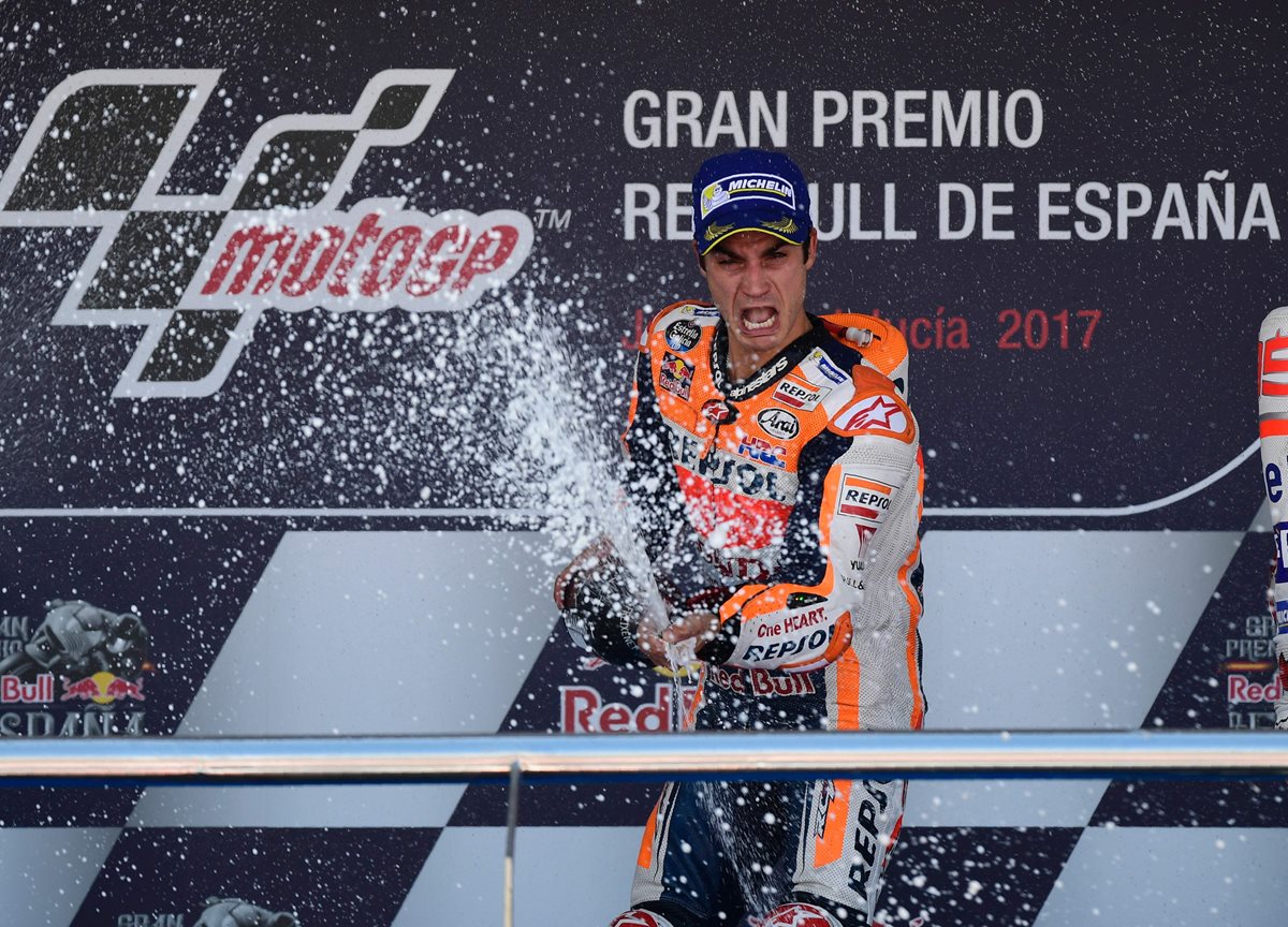 Pedrosa festejó por todo lo alto el triunfo que consiguió este domingo. (Foto Prensa Libre: AFP)