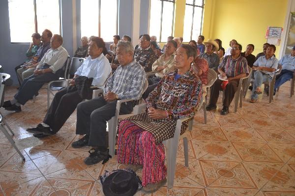 Jubilados del Estado participan en la asamblea organizada en el salón municipal de Sololá.