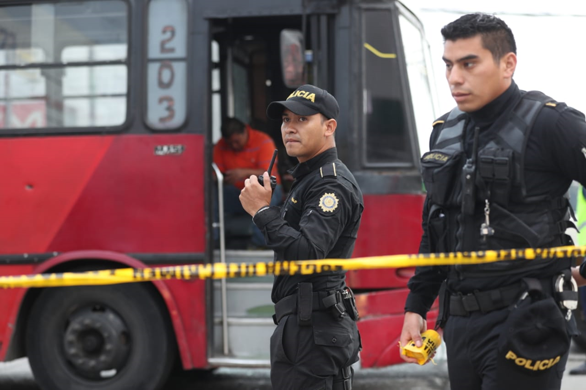 Policías resguardan el área donde se perpetró el ataque armado en la zona 6. (Foto Prensa Libre: Érick Ávila)