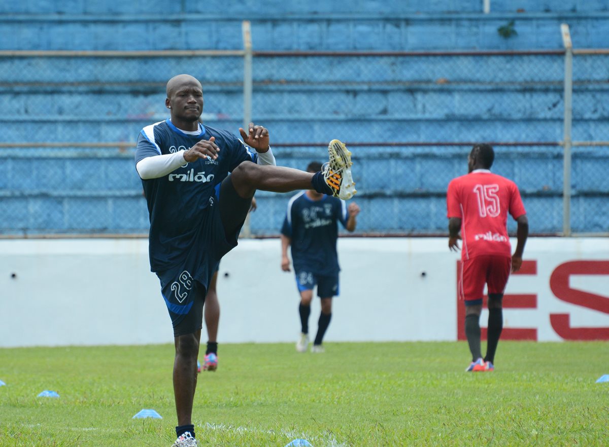 Jhon Córdoba, delantero de Suchitepéquez, efectúa un entrenamiento en el estadio Carlos Salazar hijo. (Foto Prensa Libre: Omar Méndez)