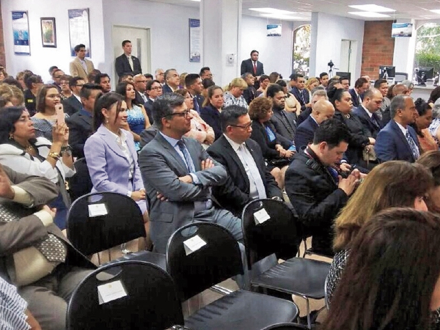 Asistentes observan el acto de presentación de las nuevas instalaciones del consulado de Los Ángeles. (Foto Prensa Libre: Gobierno de Guatemala)