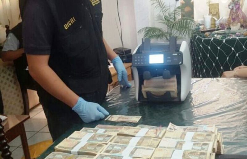 Ministerio Público contabiliza el dinero localizado en la vivienda de una anciana en Chinautla. (Foto Prensa Libre: MP)