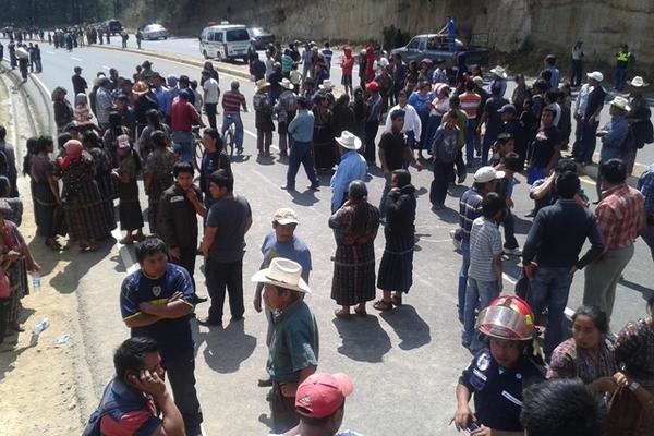 Vecinos de Sololá se aglomeraron alrededor del lugar del accidente.  (Foto Prensa Libre: Angel Julajuj)