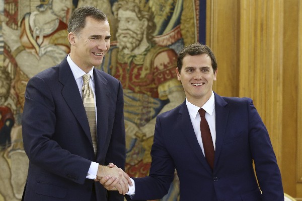 Albert Rivera (d), saluda al rey Felipe VI. (AP)