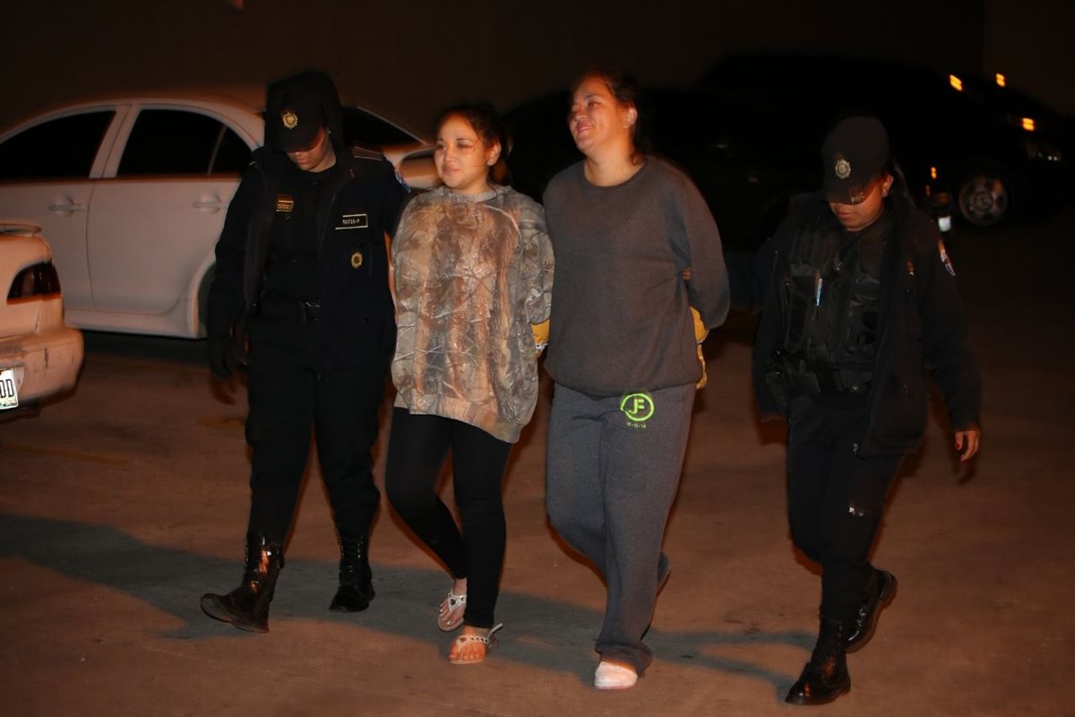 Katherine Daniela Reyes y Joseline Patricia Madrid Chacón, ambas de 19 años, fueron aprehendidas en la colonia La Florida, cuando transportaban cientos de municiones. (Foto Prensa Libre: PNC)