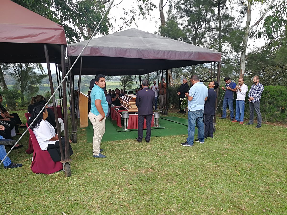 Sepelio de Mohammad Hashem Suleiman Arabyat en un cementerio de Mixco, Guatemala. (Foto Prensa Libre)