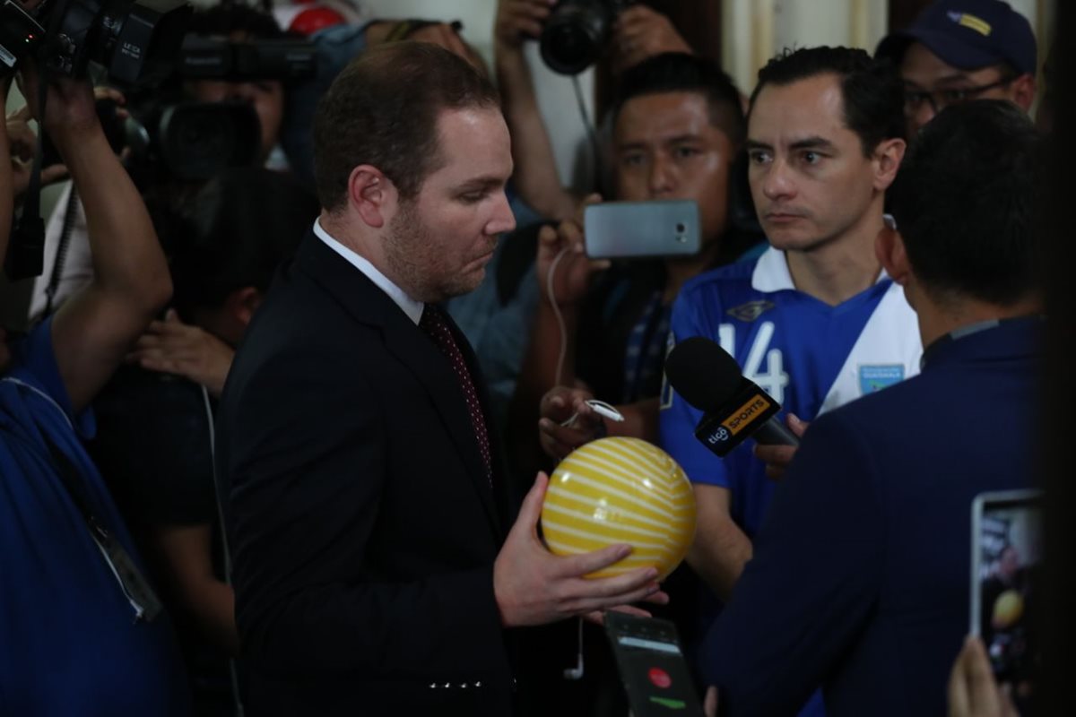 Carlos Figueroa, presidente de la AFG, junto a Álvaro Arzú Escobar, presidente del Congreso. (Foto Prensa Libre: Esbin García)