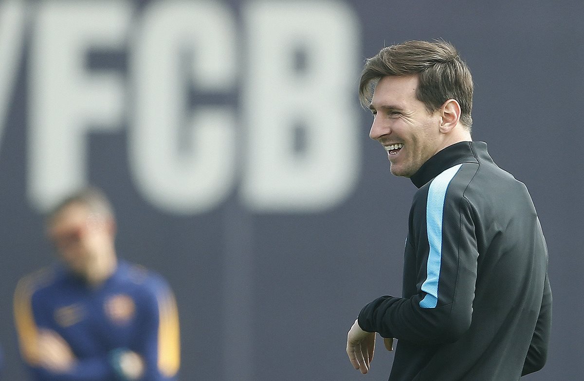 El delantero argentino y el entrenador español del FC Barcelona, Leo Messi y Luis Enrique (fondo), durante el entrenamiento de la plantilla azulgrana, en las instalaciones de la Ciudad deportiva, Joan Gamper. (Foto Prensa Libre: EFE)