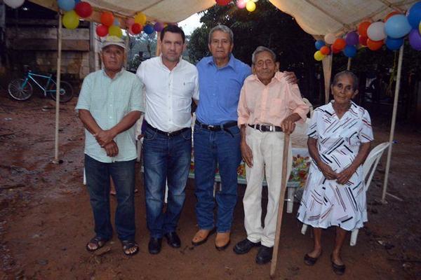 Ambrosio Méndez   —segundo de la izquierda—celebra junto a dos de sus hijos, un nieto y su esposa, en Guacamayo, Los Amates. (Foto Prensa Libre: Julio Vargas)