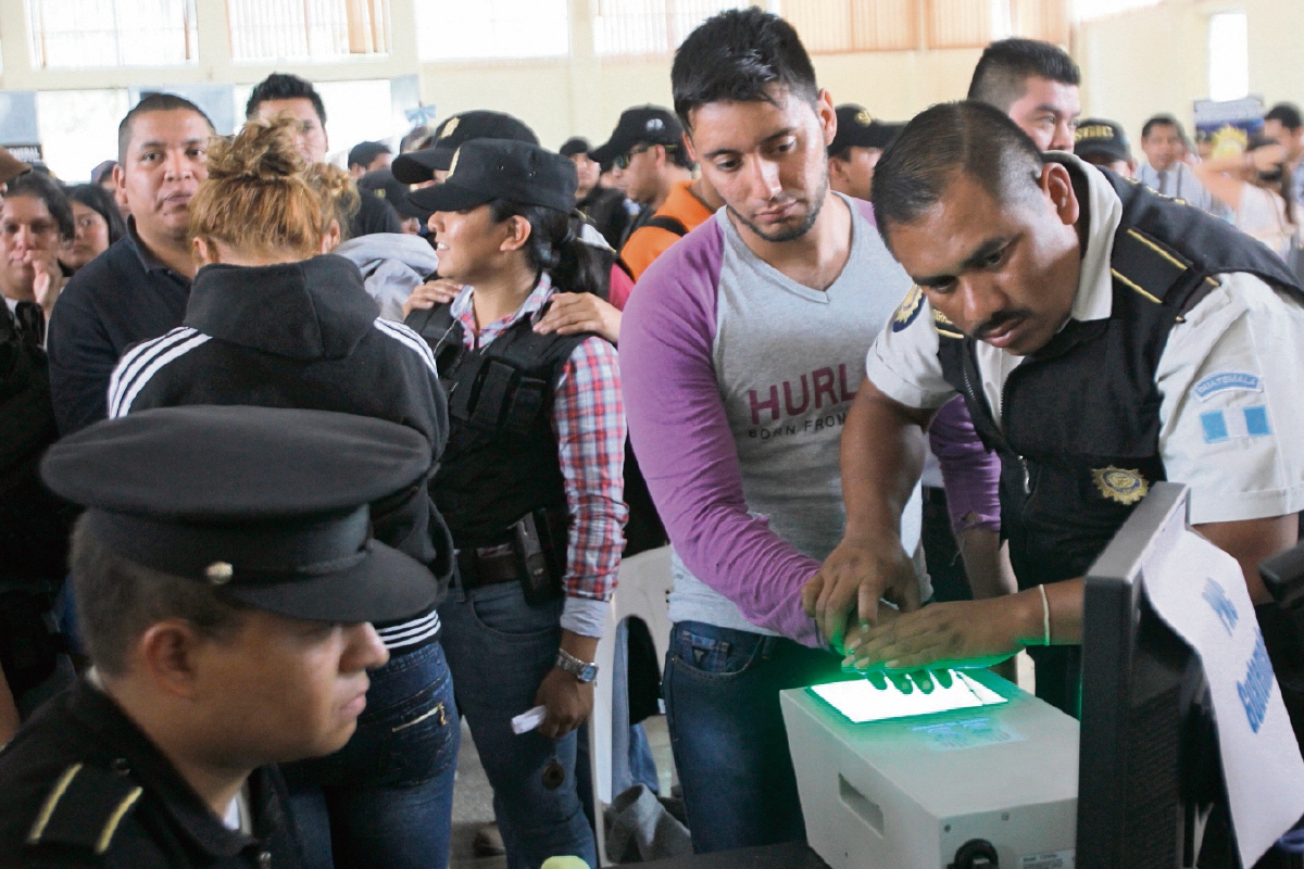 Personal especializado toma huellas, en el Centro de Administración de Justicia improvisado en instalaciones de la Policía Nacional Civil, en la zona 6 capitalina. (Foto Prensa Libre: Erick Ávila)