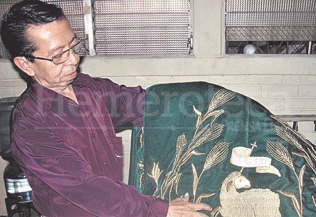 Ramiro Gálvez Martínez muestra una de sus obras, bordada con hilo dorado. (Foto: Hemeroteca PL)