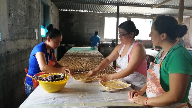 Emilia Ramírez -de verde - es la encargada de mantener las recetas y de modificar algunas, de acuerdo a la demanda. (Foto Prensa Libre: Oscar Felipe Q.)