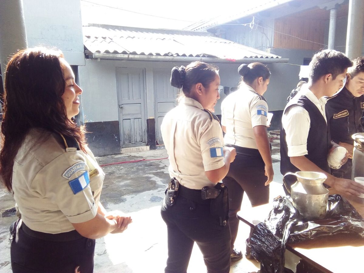 Los descansos y vacaciones de los agentes de la Policía Nacional Civil fueron suspendidos durante la Semana Santa. (Foto Prensa Libre: Héctor Cordero)