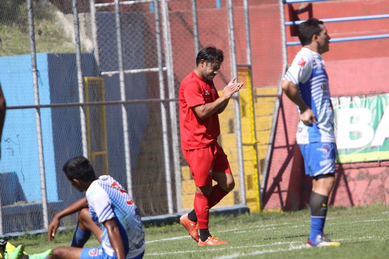 Carlos Ruiz anotó esta tarde en el amistoso que Municipal sostuvo ante Iztapa. (Foto Prensa Libre: Jesús Cuque)