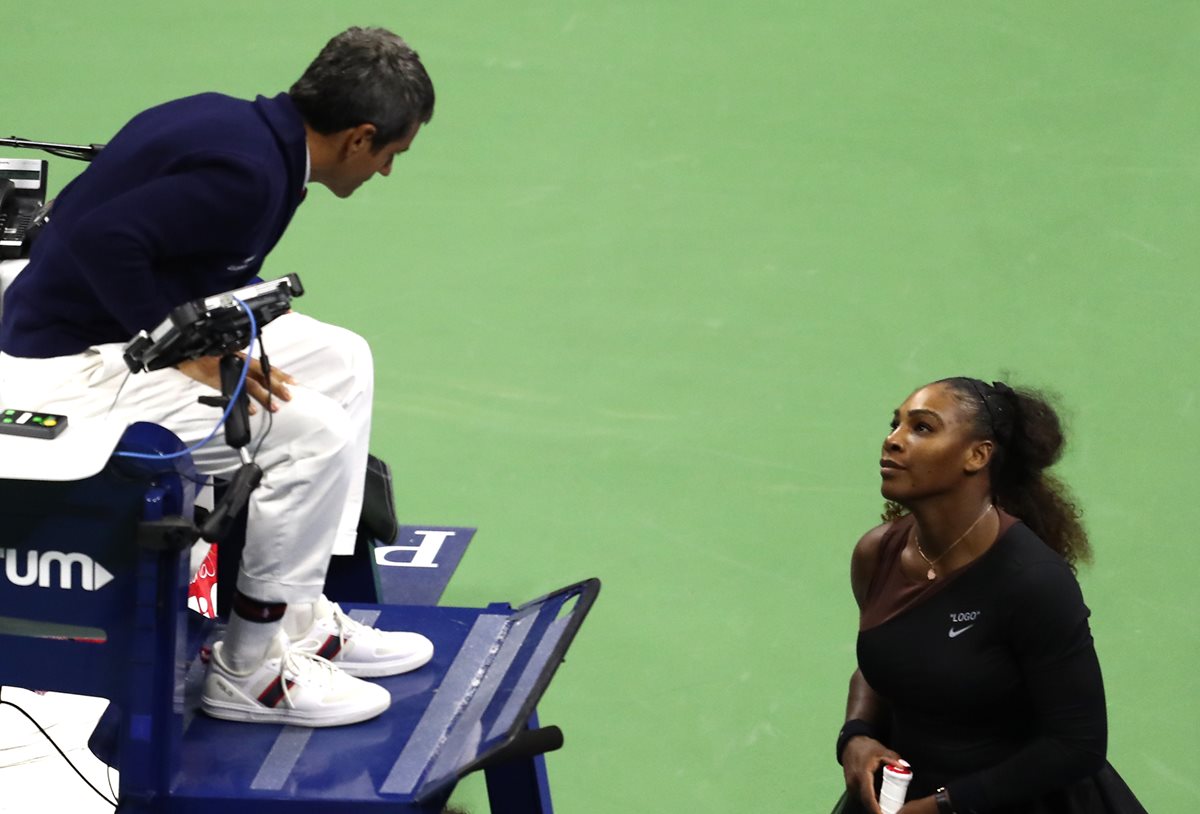 Serena Williams le reclama al umpire Carlos Ramos. (Foto Prensa Libre: AFP)