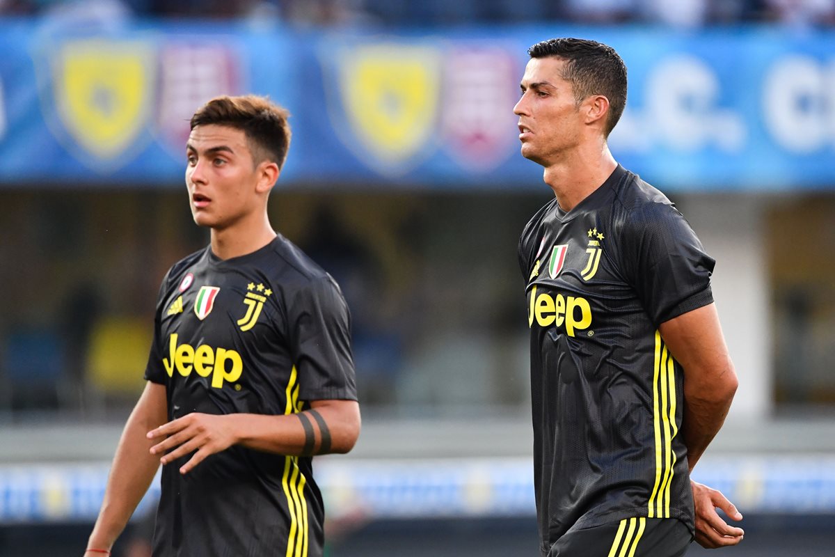 La asociación entre Paulo Dybala y Cristiano Ronaldo es de las que más promete esta temporada en el futbol europeo. (Foto Prensa Libre: AFP)