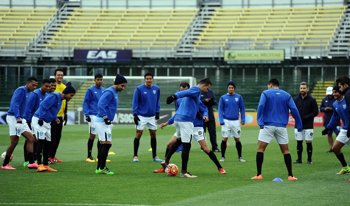 Los jugadores de la Selección Nacional en el reconocimiento de cancha del Mapfre Stadium sede del juego de esta tarde. (Foto Prensa Libre: Francisco Sánchez)