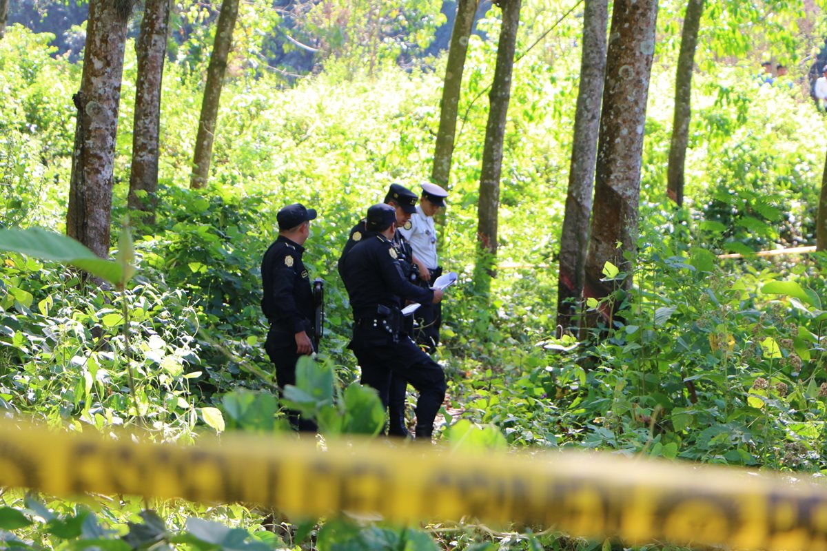 Agentes de la PNC recaban evidencias donde fue hallado el cadáver de una menor. (Foto Prensa Libre: Rolando Miranda)