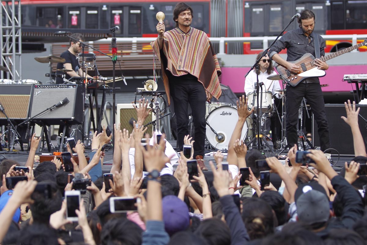 Zoé durante el concierto gratuito en la Glorieta de Insurgentes, en la Ciudad de México. (Foto Prensa Libre: EFE)