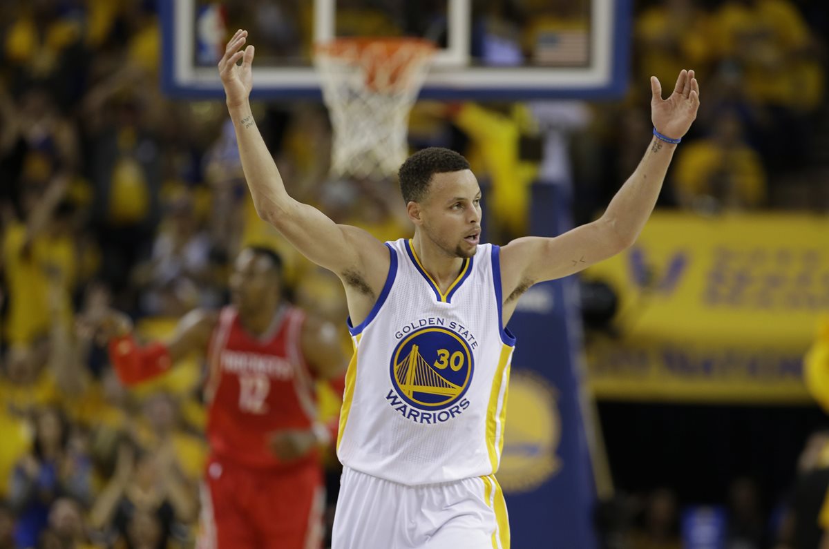 La estrella de los Warriors de Golden State, Stephen Curry, no padece daño estructural en su tobillo derecho. (Foto Prensa Libre: AP).